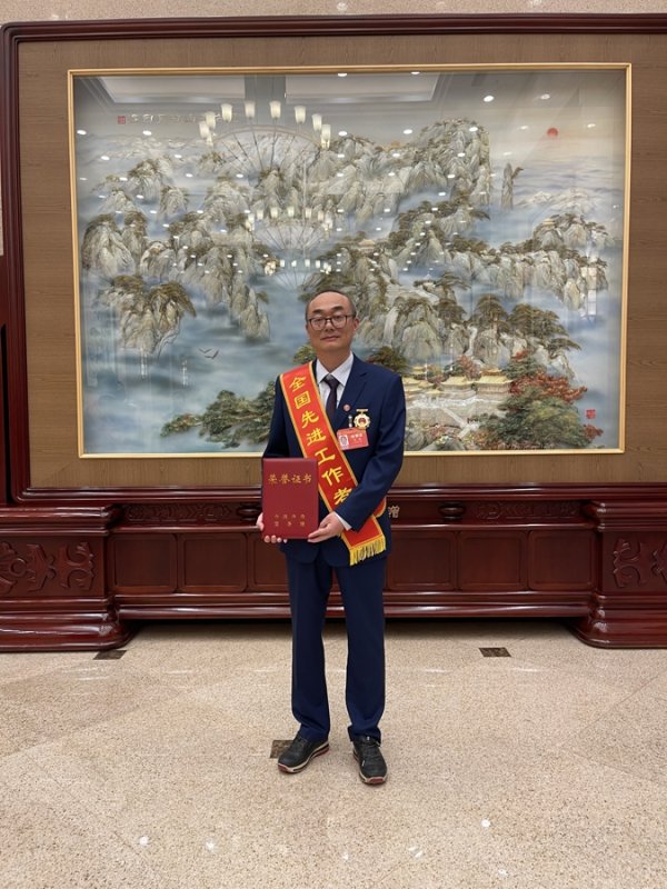 东南配资 33年坚守高中数学讲台，他是“永远的一线教师”